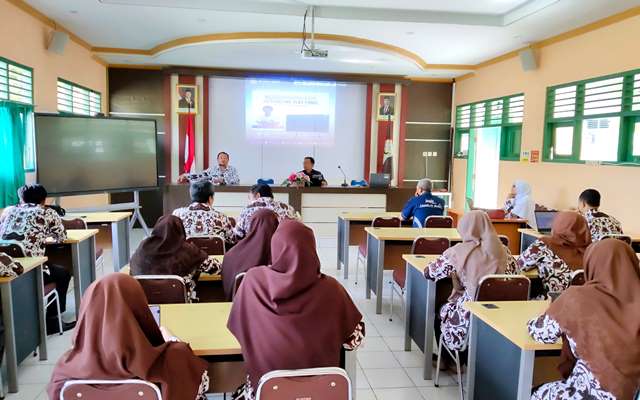 Transformasi Digital: Guru SMKN 1 Girisubo Siap Optimalkan Interactive Flat Panel dalam Pembelajaran